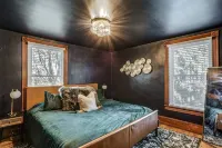 The Conservatory-20 min to Lanc! Hotels near Bube's Brewery