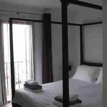 One-bed top floor boutique apartment. Stunning views out over the Mediterranean. Rooms