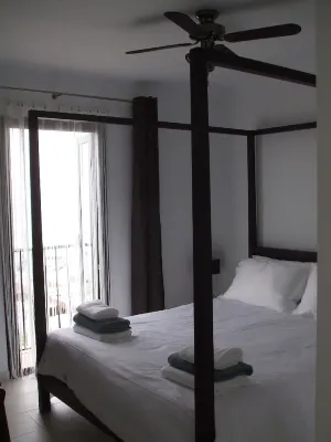 One-bed top floor boutique apartment. Stunning views out over the Mediterranean.