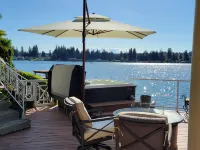 Unique Lake Goodwin Waterfront Cabin with Private Hot Tub and Boat Moorage Hotels in Lake Goodwin