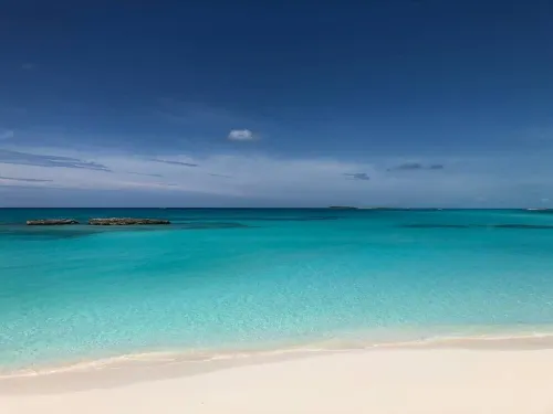 Cozy  apartment with beach 7 mins drive away. CAR RENTAL , A.C , CABLE,WIFI, Hotels in Michelson