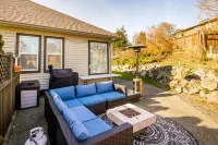 Bright 3 Bedroom Home with Home Theater