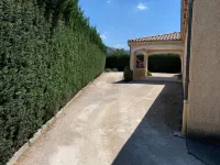 Spacious house with pool and garden ideal for family holidays Hotels in Vesseaux