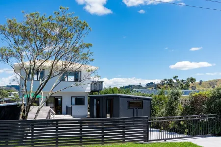 Dillon Darling - fun family holiday home, close to village and beach, sleeps 11! Отели рядом с достопримечательностью «Tasman Holiday Parks - Waihi Beach»