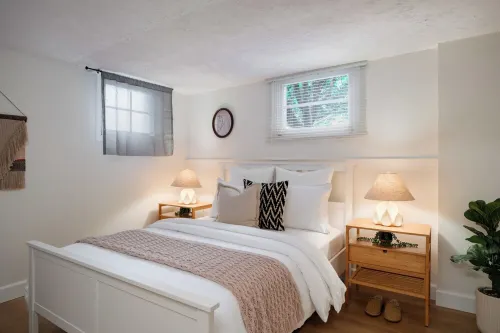 Cozy Quiet 2 Bed Victoria Retreat with Gym Hotels in Saanich