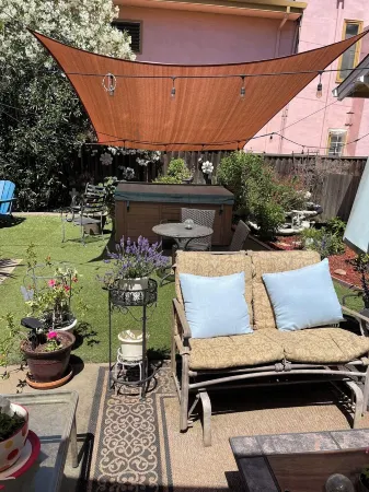 Willow Glen Hideaway - Charming Cottage with Hot Tub Отели рядом с достопримечательностью «Хэппи Холлоу парк и зоопарк»