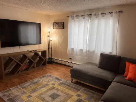 Lovely 2 bedroom, Minutes from down town! Отели рядом со станцией Анкорд Депо