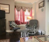 2Bed/1Bath ~ First Floor House, 7 min. Downtown