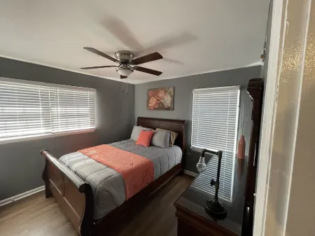 Cozy 4 bedroom House 2.5 bath Отели рядом с достопримечательностью «Flint RiverQuarium»