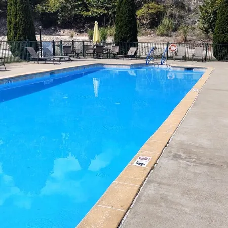 Relaxing on the Big Niangua3Br w/Loft - 6 Beds