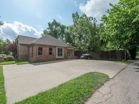 The First Place- Gorgeous 3/2 walk to Square/TWU Отели рядом с достопримечательностью «University of North Texas»