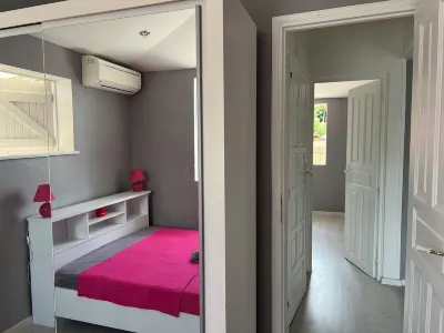 Waaaw!! Charming Villa! 5 minutes from supermarkets, pharmacy, restaurants, beach. Hotels in 