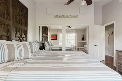 Cozy 3/2 Home with Comfy Beds & Ample Parking - Your Perfect Getaway
