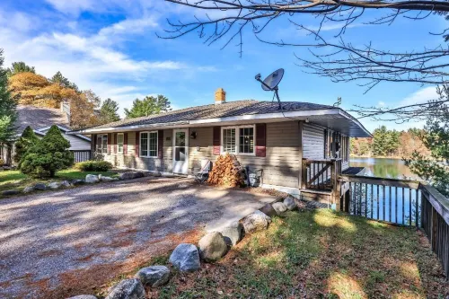 Cozy Lakeside Detached home with Amazing Elevated Views