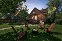 Charming 5-BR, 8 mins to ND, in Museum District Hotels near Walmart Supercenter