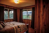 Bison Range 15 minutes away! Cozy Cabin w/Beautiful Creek & Mtn Views! - Chalets