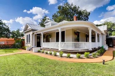 1920's Home Less Than 2 miles from DT San Antonio!!! Hotels in West San Antonio