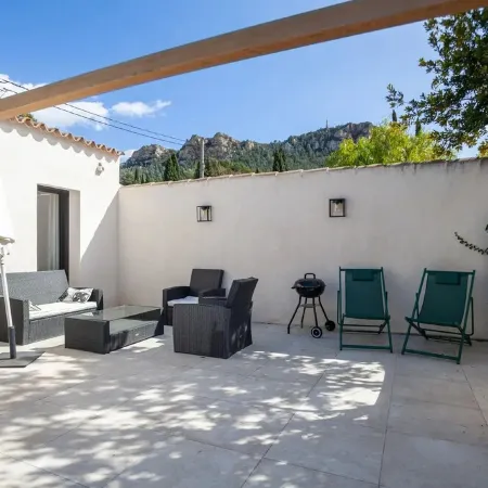 A 10 mn walk from the beach with view on the cap canaille house of 100 m2