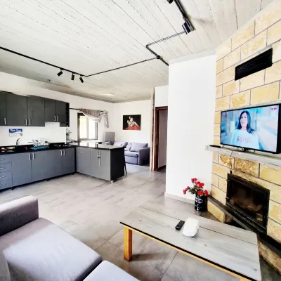 Cozy 3 bedrooms Chalet fit up to 8 pers with Panoramic terrace & Cheminée (pool) Hotels in Faraiya