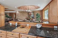 Fisherman Paradise, Dock, Pool , Ice Machine, Jacuzzi.