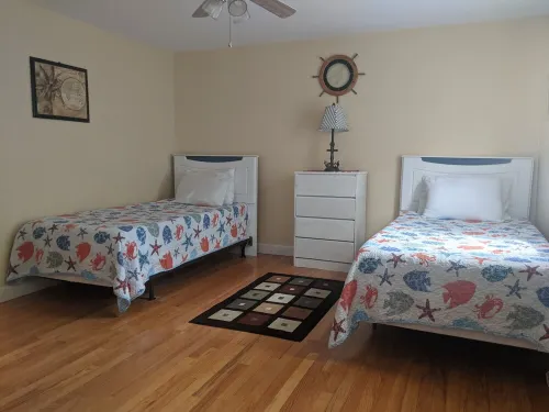 Comfortable Townhouse Walk To Beach with AC and private yard