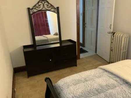 Two Families, up and Down Stairs, the 2nd Floor is the Vrbos Apartment Отели рядом с достопримечательностью «Central Connecticut State University»