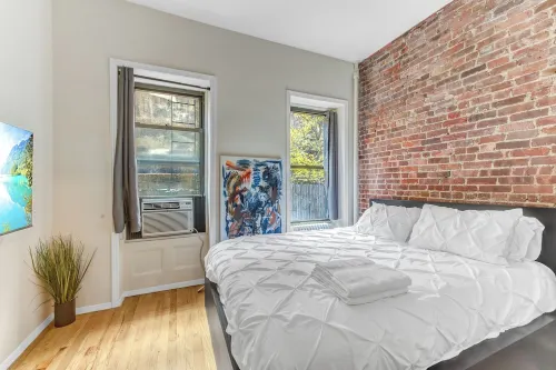 Cozy 1-bedroom apartment with AC and WiFi in enchanting New York