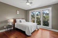 Stylish Eastover Stay - Sleeps 10 + Pet Friendly