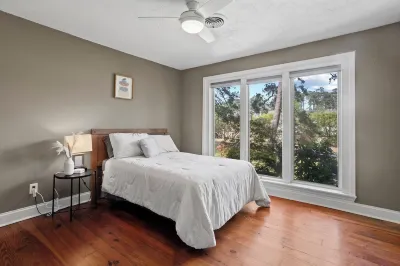 Stylish Eastover Stay - Sleeps 10 + Pet Friendly
