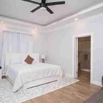 The Sun Seeker Villa Ja 4 BR , fully staffed. Great accommodation for groups. Rooms