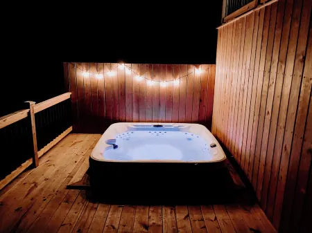 Quiet Cottage - Hot Tub and Creek mins from City