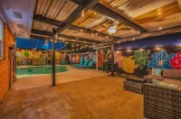 Tiki Bar Pool 4BRs Casa Delight  Pasadena