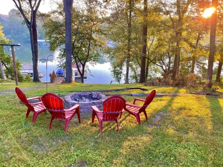 Enjoy fireside sunset & walk to movies, shops, restaurants!