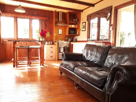 Welcome Home Cottage, Manapouri, Fiordland