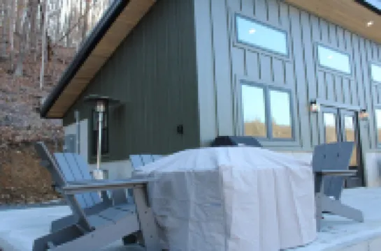 Modern + Private + Biking Paradise. No Stairs, Monday Lick & Gbr River Trail