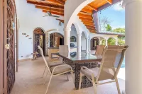 Beautiful Ocean Views, 15 minutes to the beach, Luxury Spanish Villa.