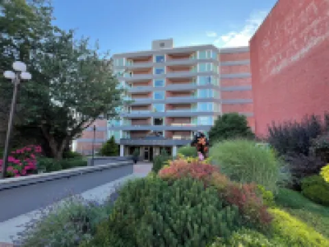 Spectacular Waterfront Executive Suite!