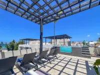 3 level Penthouse, HOT TUB / waterfall, ocean view,40 steps to beach,5 min shops