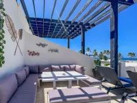 3 level Penthouse, HOT TUB / waterfall, ocean view,40 steps to beach,5 min shops