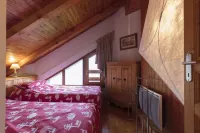 Angélique - traditional, Alpine duplex apartment for 6/8 people Hôtels à proximité de : Montgenèvre