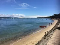 Charming house located on the shore of Lake Maubuisson, close to the ocean. カルカンのホテル