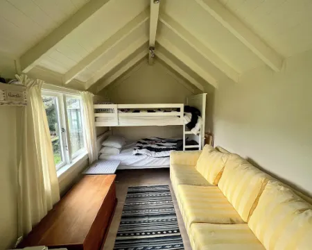 Prvt cottage + cabin + pool on quarter acre section (wood burner, pet friendly) Hotels in Greytown