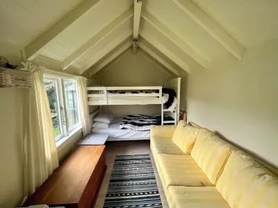 Prvt cottage + cabin + pool on quarter acre section (wood burner, pet friendly)