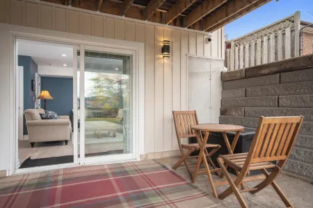 Modern, Self Contained Suite with Private Entrance, free parking and WIFI