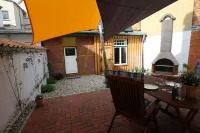 2017 ecologically renovated, high quality furnished cottage with yard. 뤼네부르크 호텔