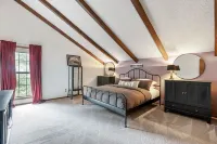 Huge Mountain Chalet - Gourmet Chefs Kitchen - Pool - One Block From Sandy River