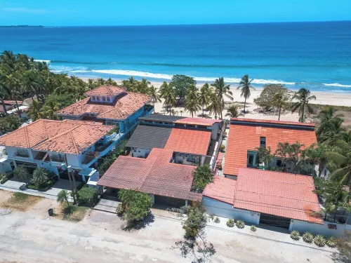 Amazing BeachFront, 3BR and 3.5BA, AC, great surfing! Free Parking