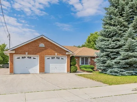 Spacious Guelph Retreat. Sleeps 9. Park 4 cars! Отели в г. Wellington County