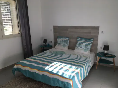 Apartment in house with swimming pool between sea and mountains