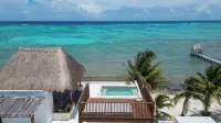 LUXURY BEACHFRONT VILLA  Includes 3 Pools, Wifi, Best Snorkeling & Kayaking Bay